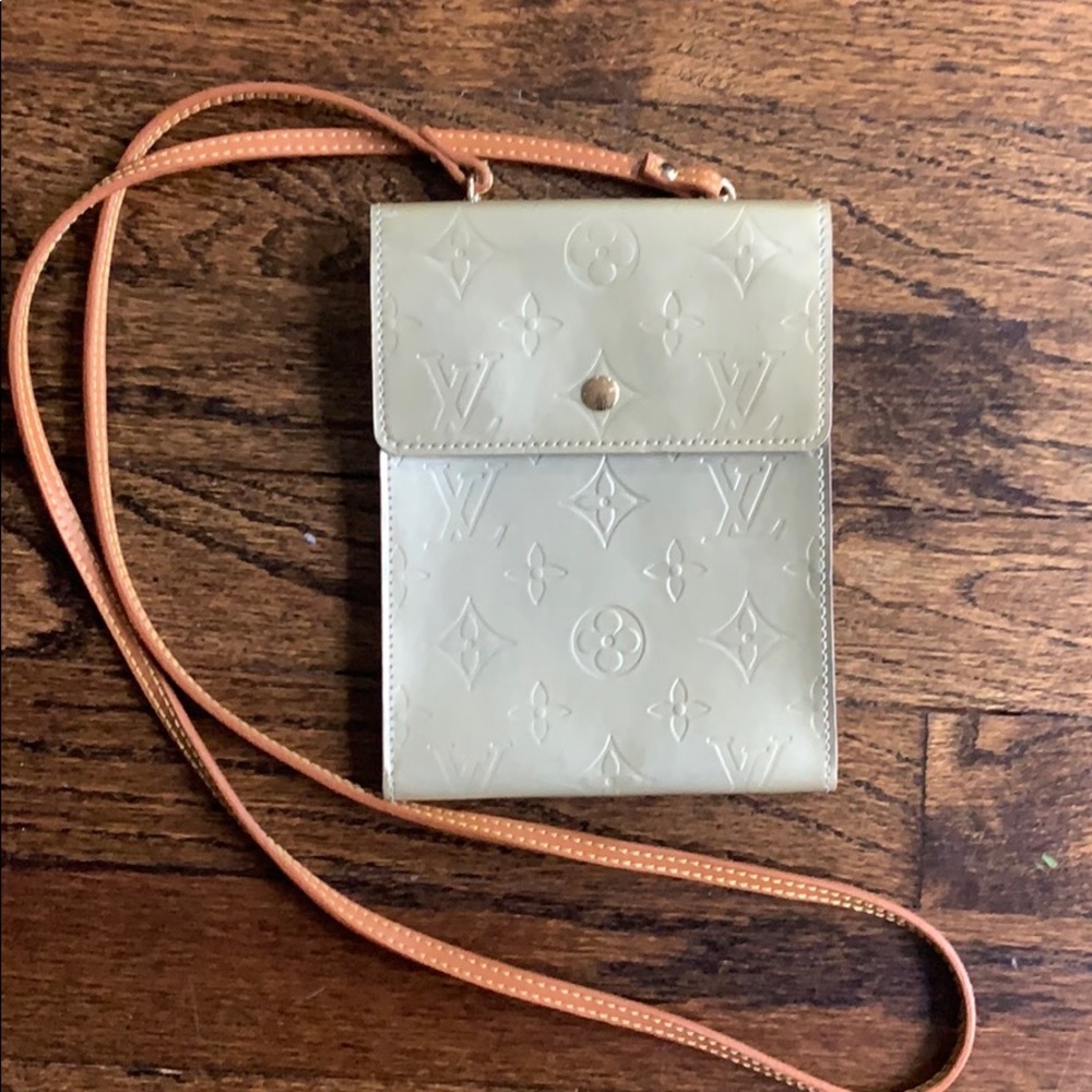 Louis Vuitton crossbody in patent leather vernis.